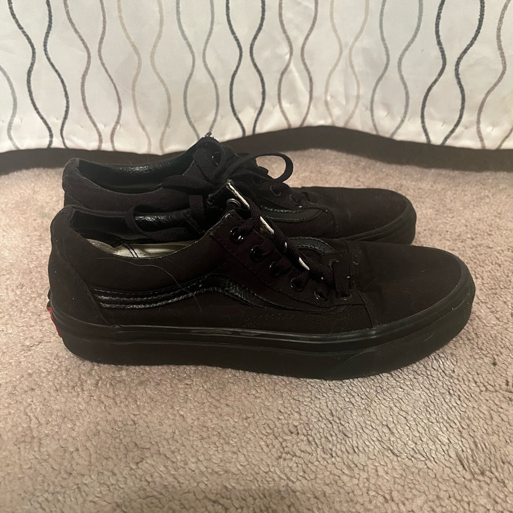 Black Old Skool Vans. Size: 7.5 (W) 6(M)